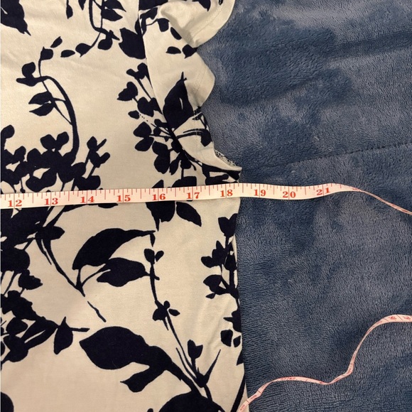 Liz Claiborne Silver and Black Flutter Sleeve Blouse - Picture 4 of 8